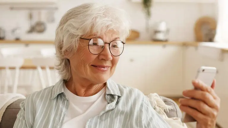 Teléfono móvil personas mayores. Foto: Imagen de shurkin_son en Freepik