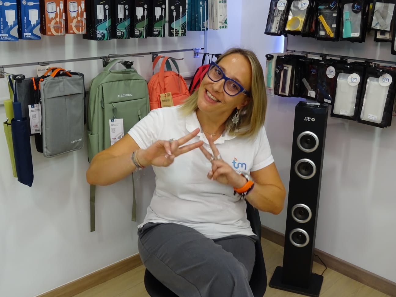 Interior de la tienda TodoMóvilShop en Ourense con expositores de móviles